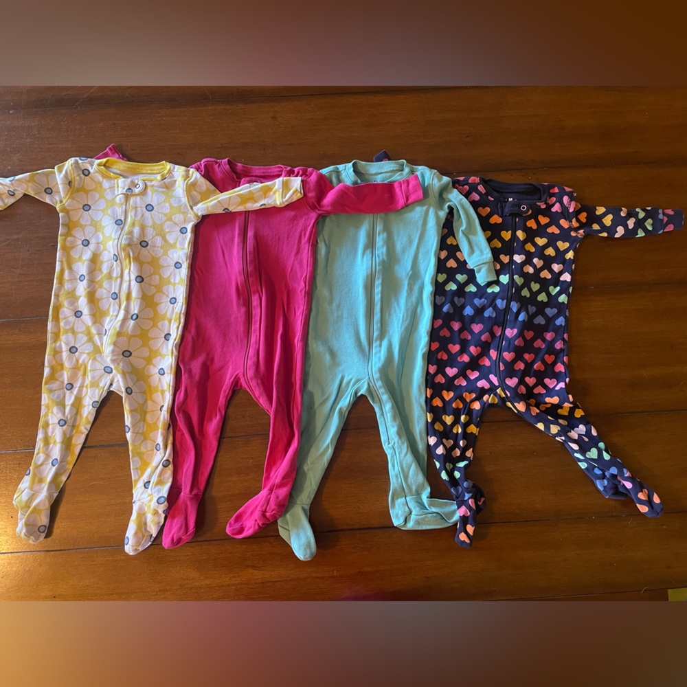 Lot of 5 primary footed sleepers